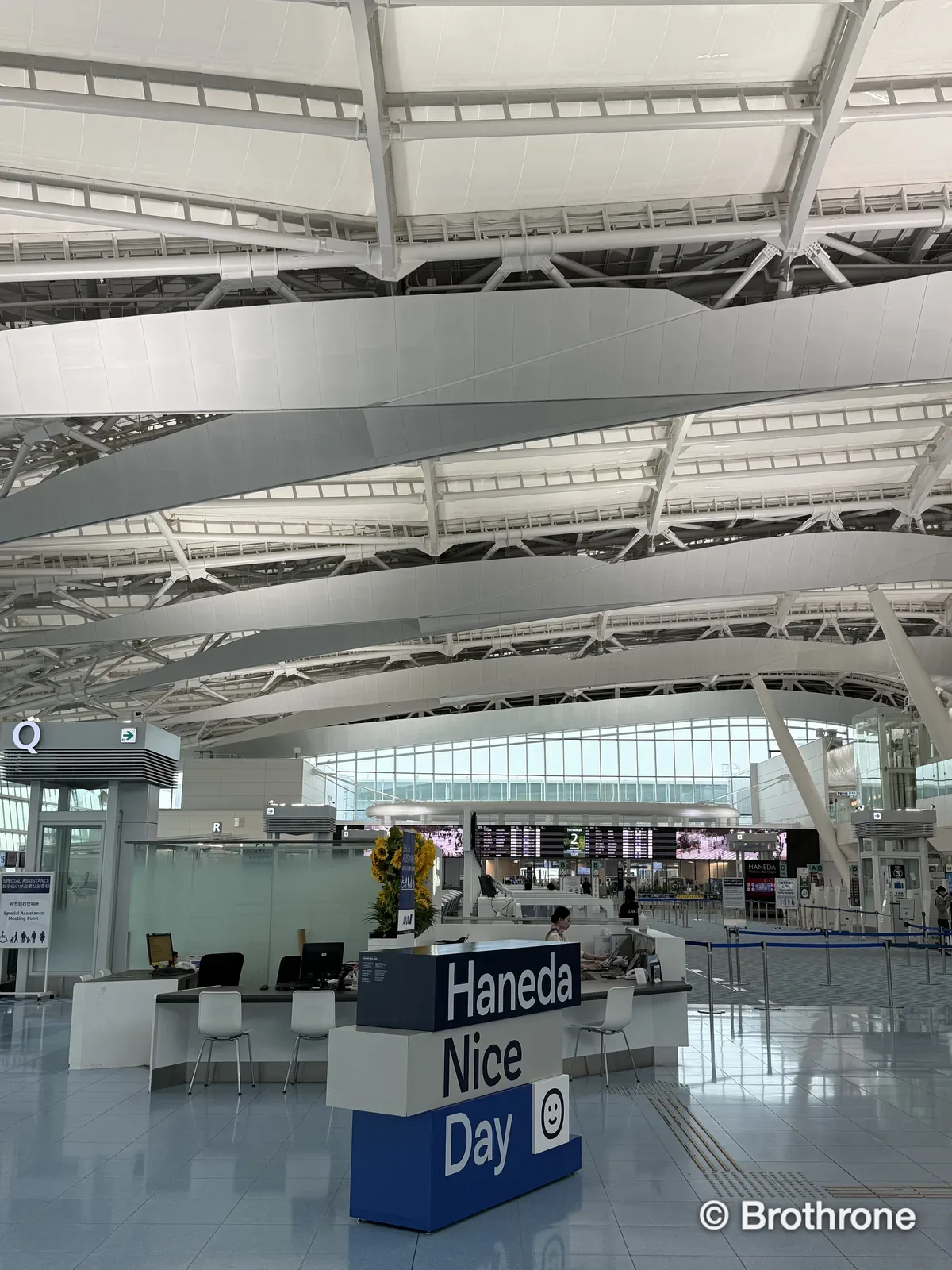 Empty and stress-free departure area at Haneda Terminal 2