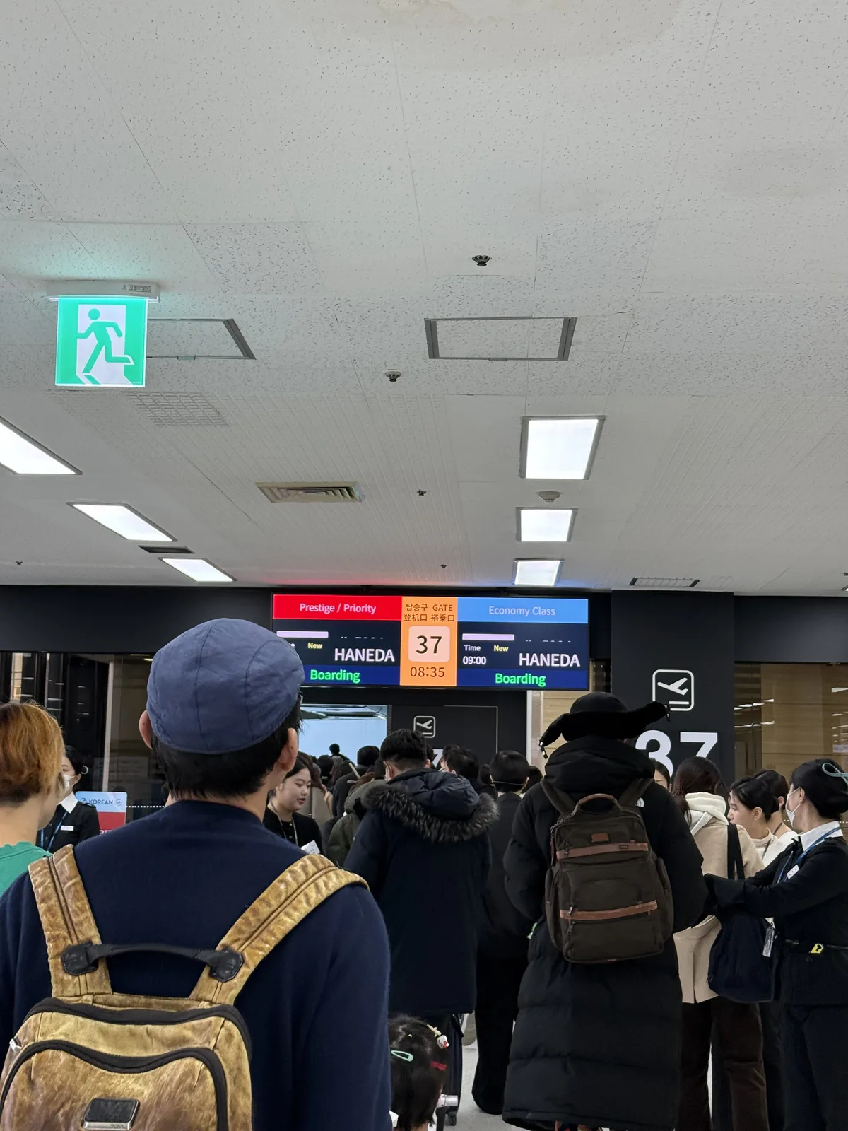 Passengers boarding Korean Air B777-300 at Gimpo Airport gate
