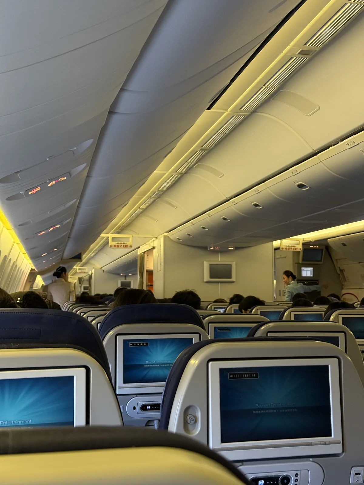 Korean Air B777-300 economy class cabin with 3-3-3 seating configuration