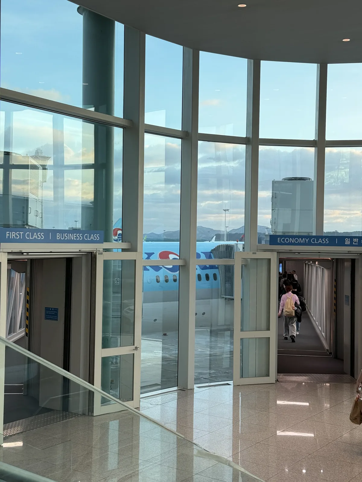 Korean Air Boeing 787-9 HL8390 parked at gate