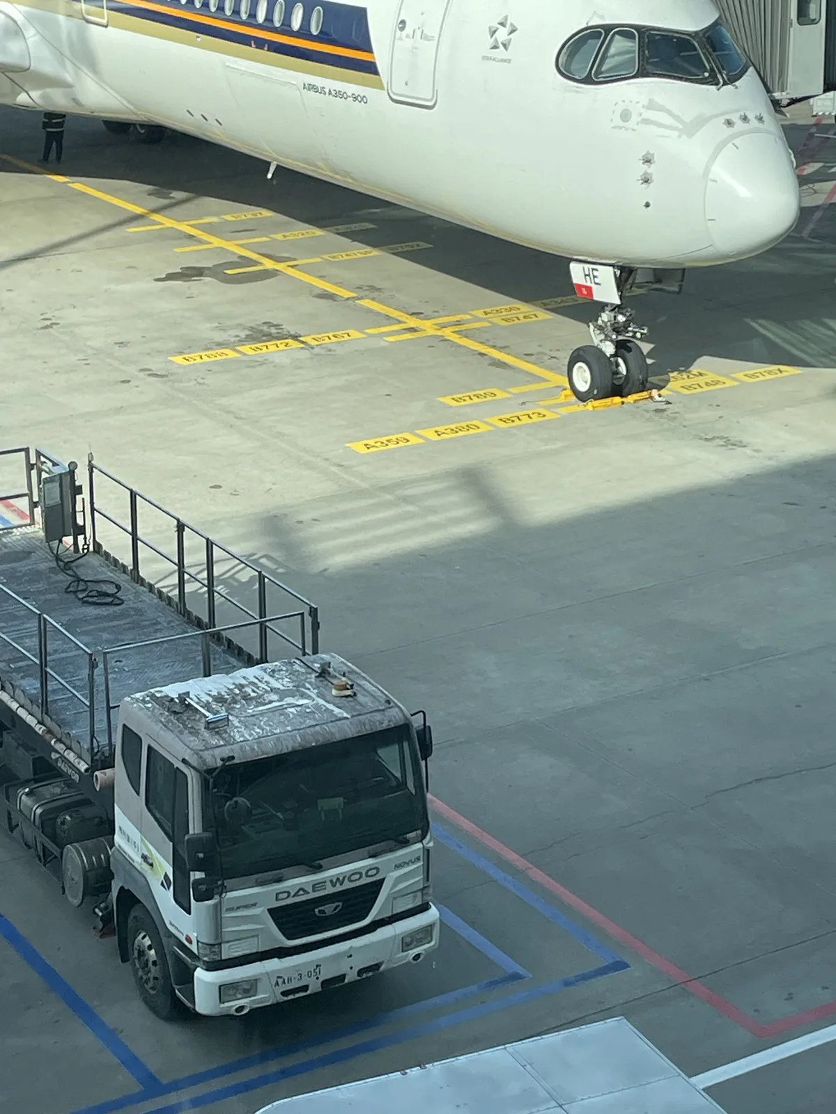 Singapore Airlines A350-900 taxiing to the gate at Incheon Airport