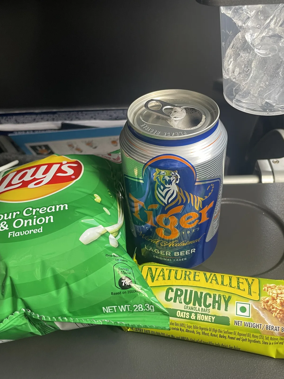 Beer and snacks from the galley on Singapore Airlines A350 during ICN–Singapore leg