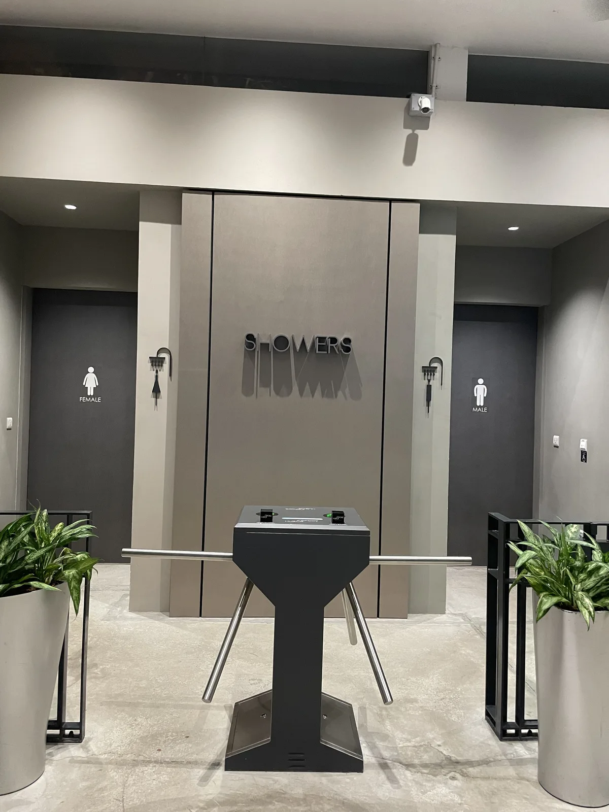 HUB & SPOKE shower facility counter at Singapore Changi Airport