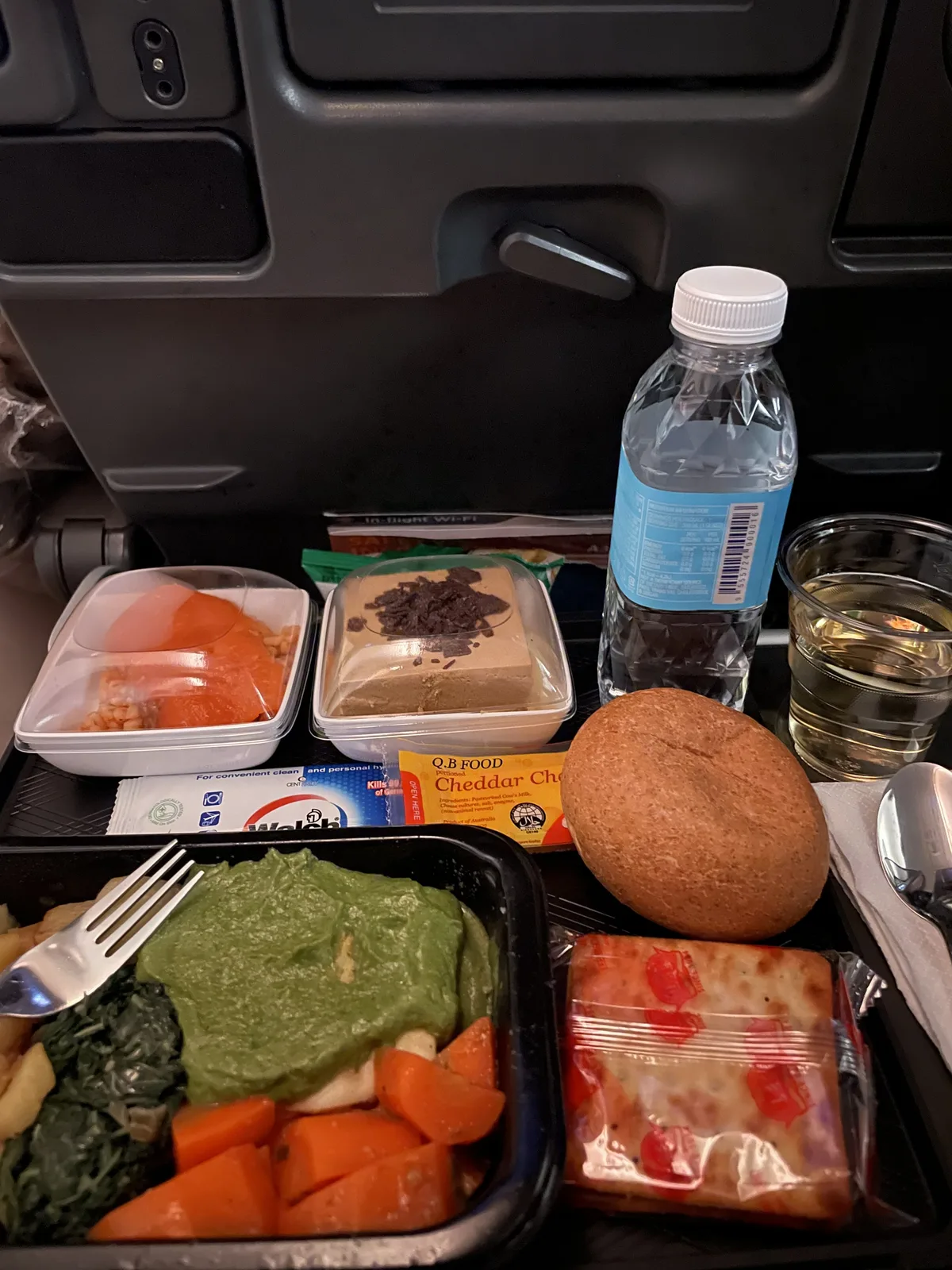 Singapore Airlines economy class meal with wine on SQ322
