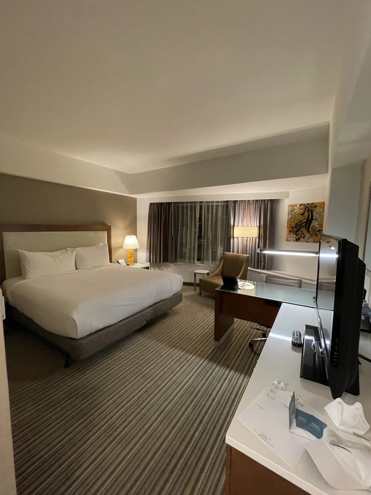 Crowne Plaza Seattle King Room wide-angle shot showing full room layout with patterned carpet