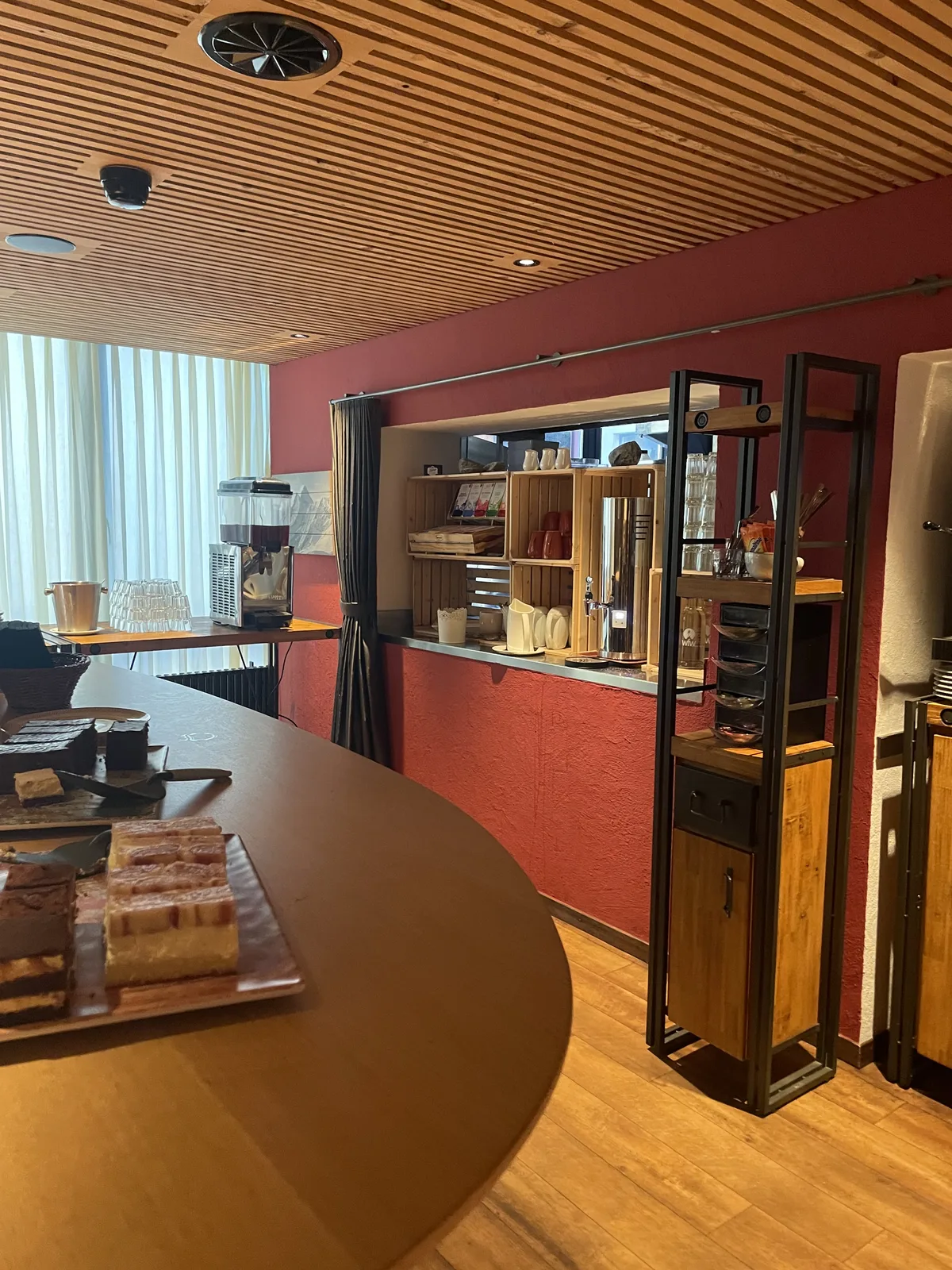 아이거 셀프니스 호텔 라운지 해피아워