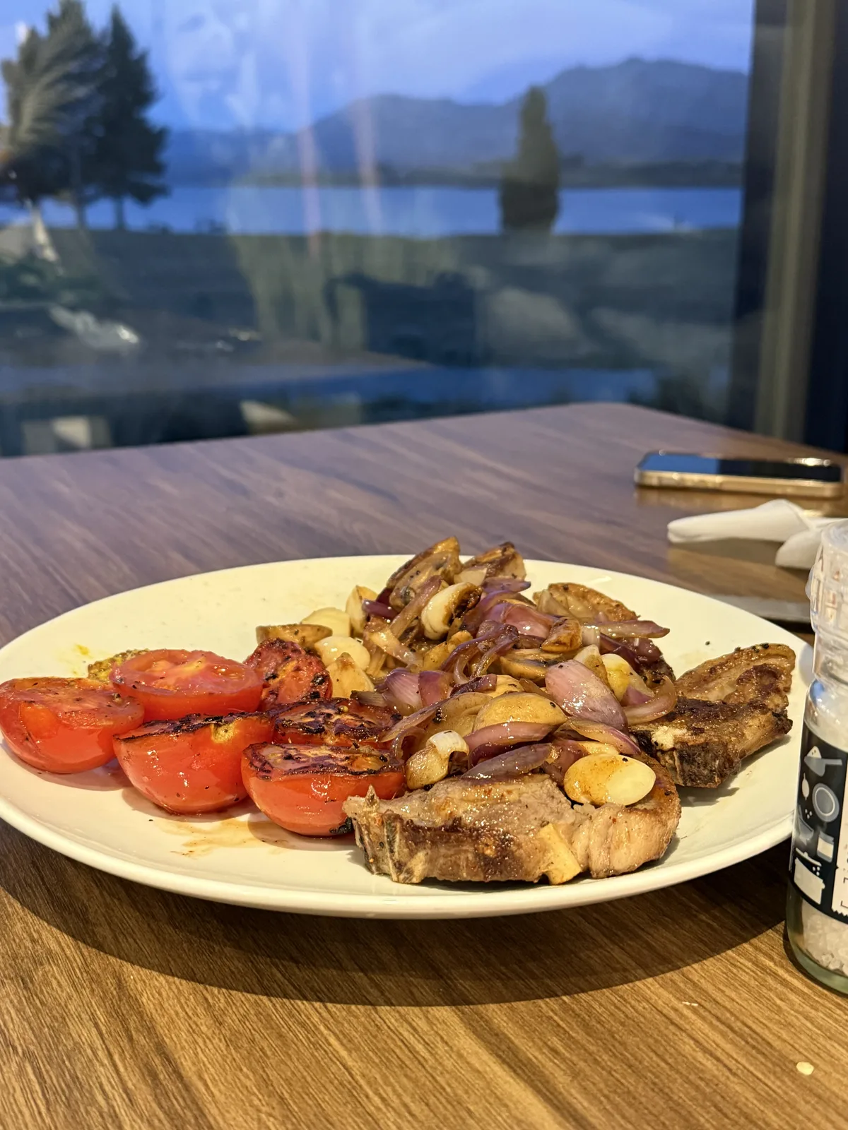 완성된 양고기 스테이크