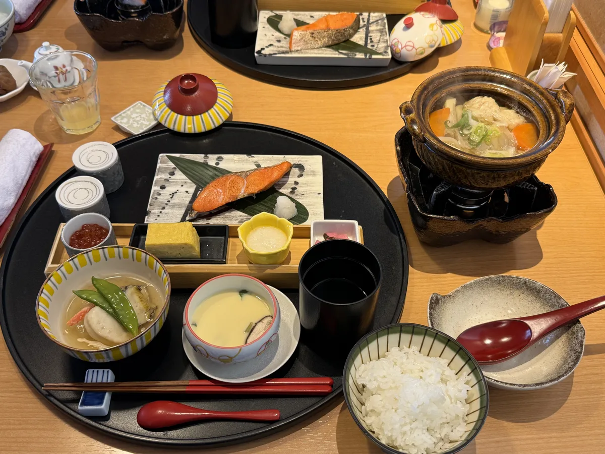 Korakuen ryokan kaiseki breakfast main dishes and rice
