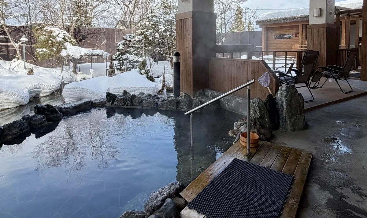 Korakuen ryokan outdoor onsen from another angle