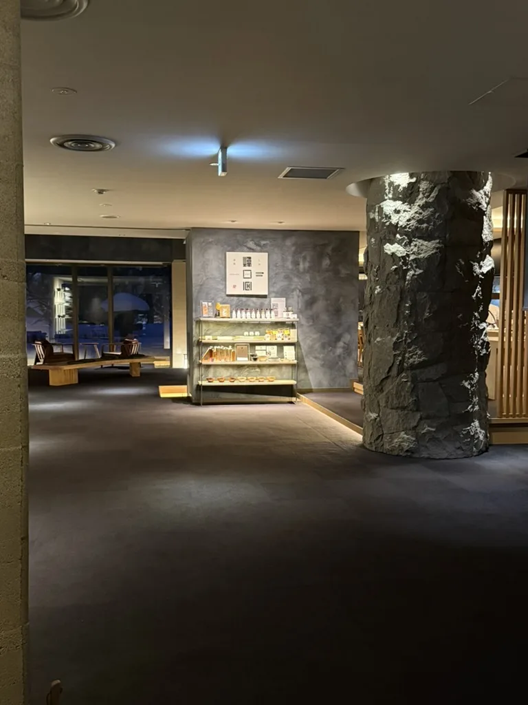 Kuriya Suizan lobby with rough stone pillar and shop shelf