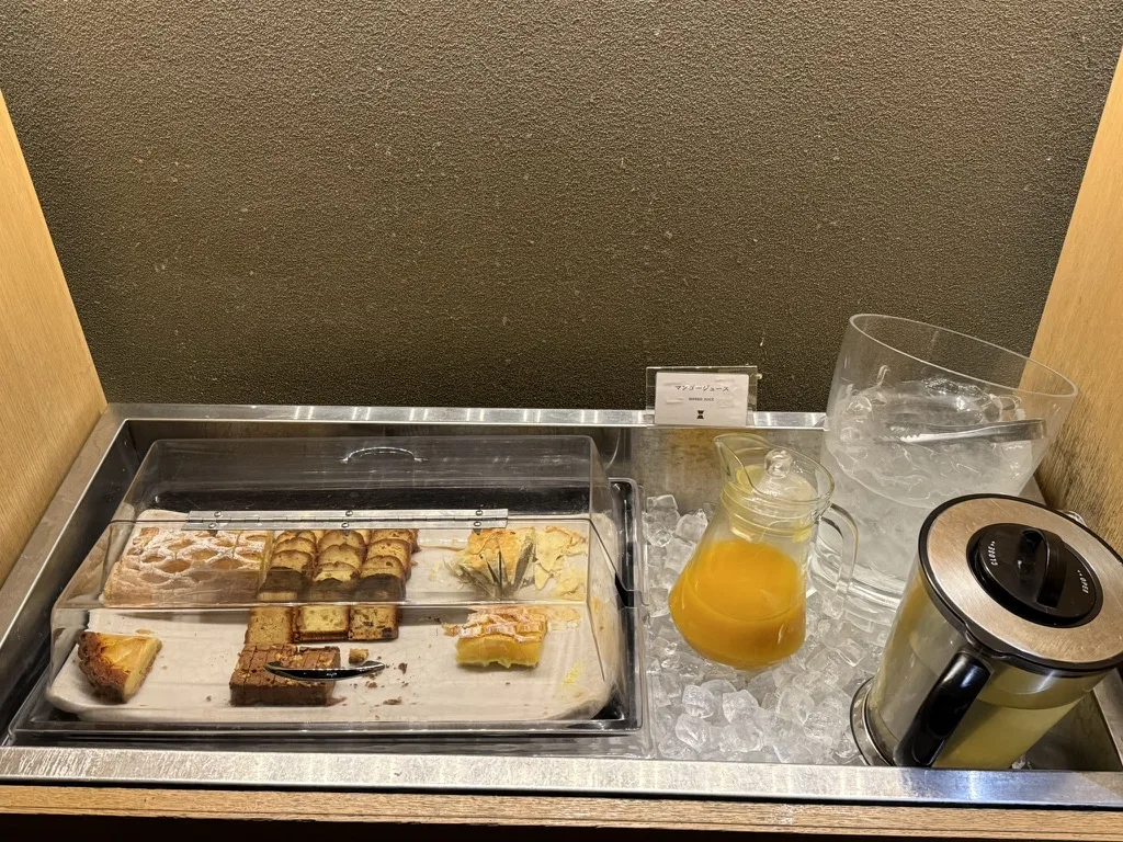Kuriya Suizan lounge cakes and orange juice