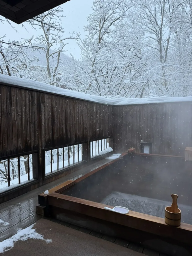Kuriya Suizan outdoor onsen with snowfall and steam