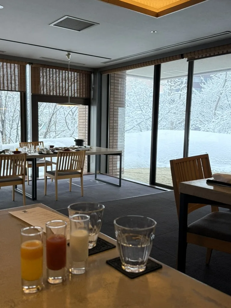 Kuriya Suizan breakfast restaurant interior with snow view and juice lineup