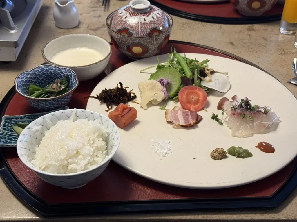 Kuriya Suizan breakfast kaiseki main tray with sashimi and side dishes