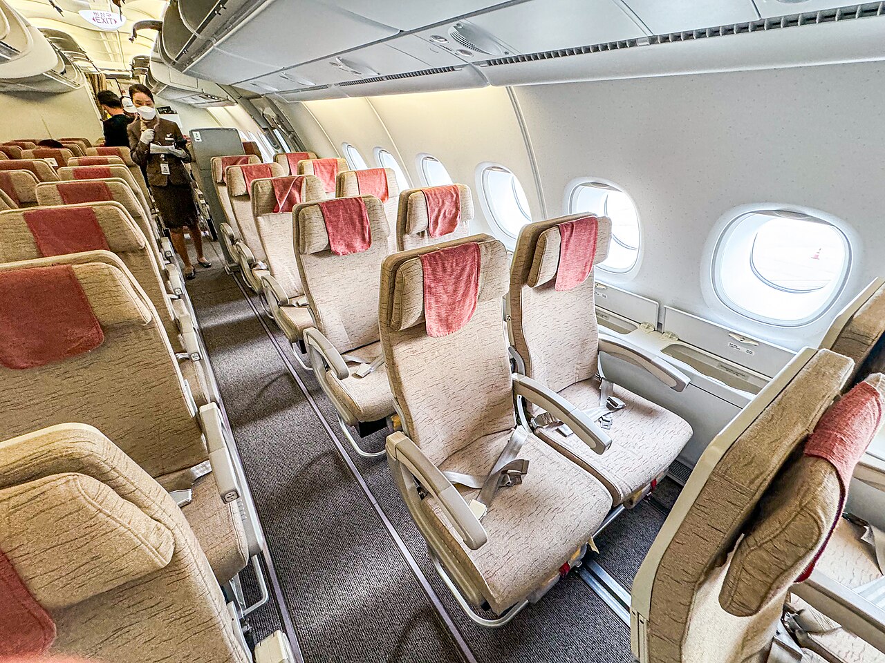 나리타공항 출발 전 아시아나 A380 상층 일반석, 2023년 12월.