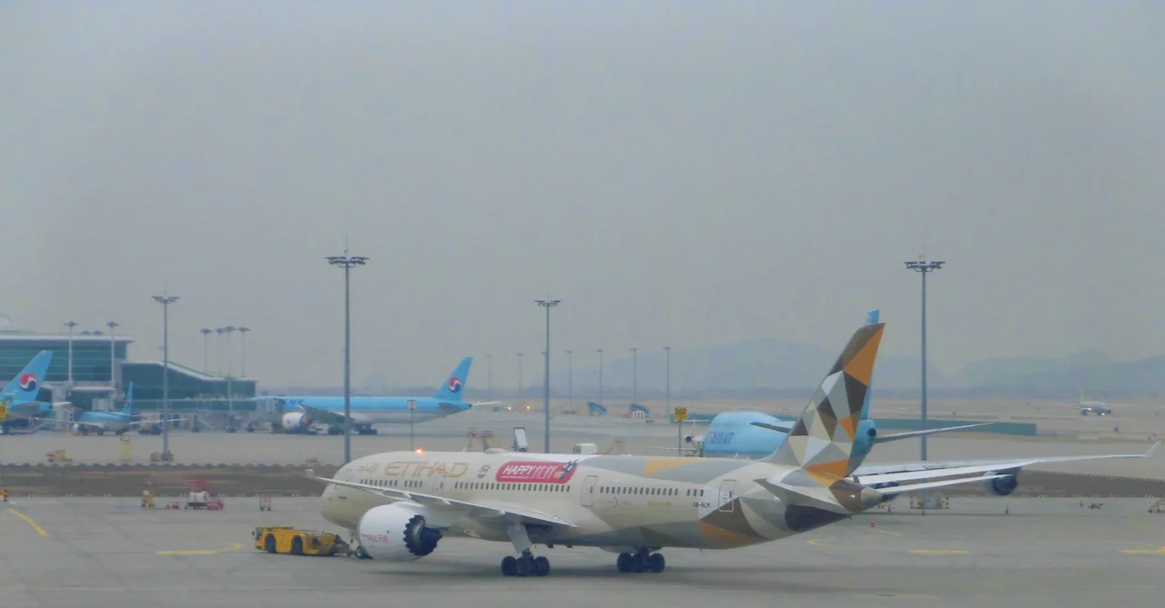인천국제공항 유도로를 주행 중인 에티하드항공 보잉 787-9 항공기