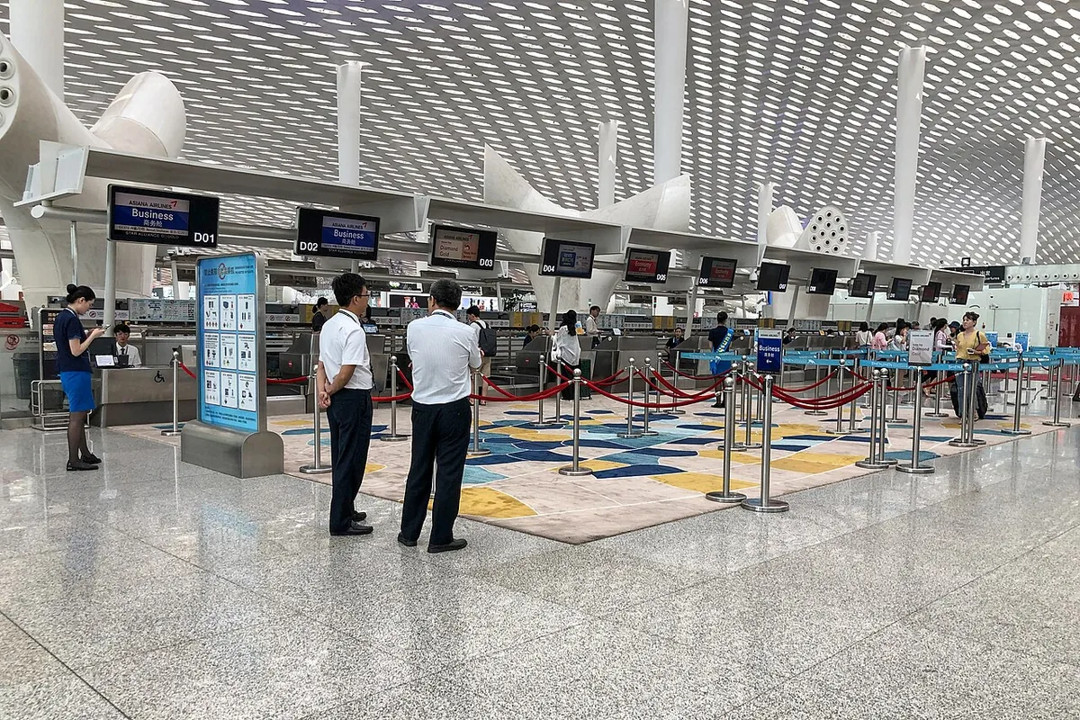 선전공항 출발층의 아시아나항공 체크인 카운터