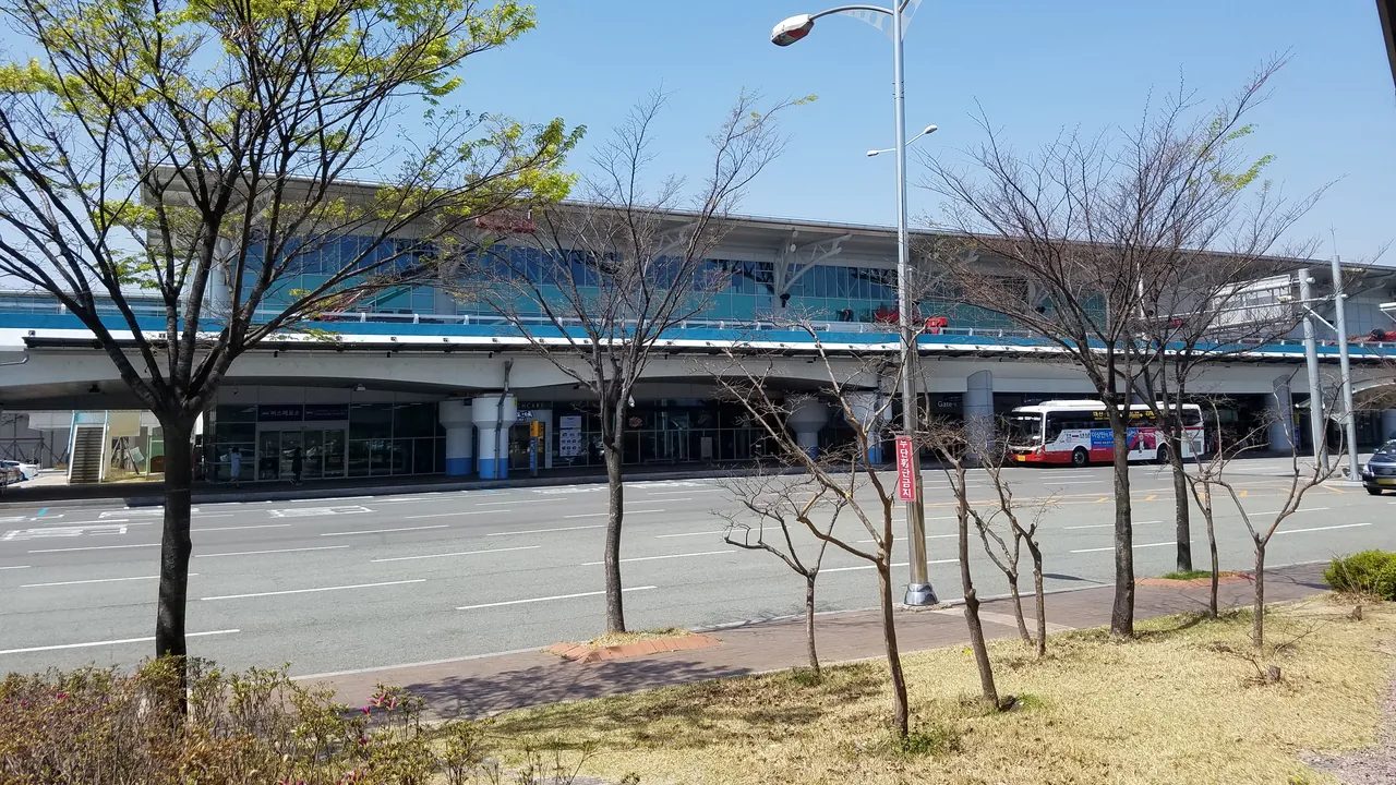 김해국제공항 국제선 청사 외관