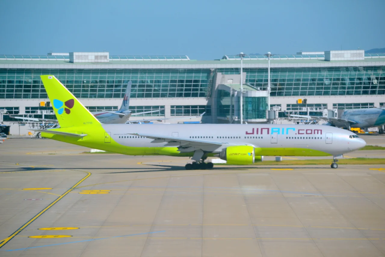 인천국제공항 유도로를 주행하는 진에어 1호기 보잉 777-200ER HL7733