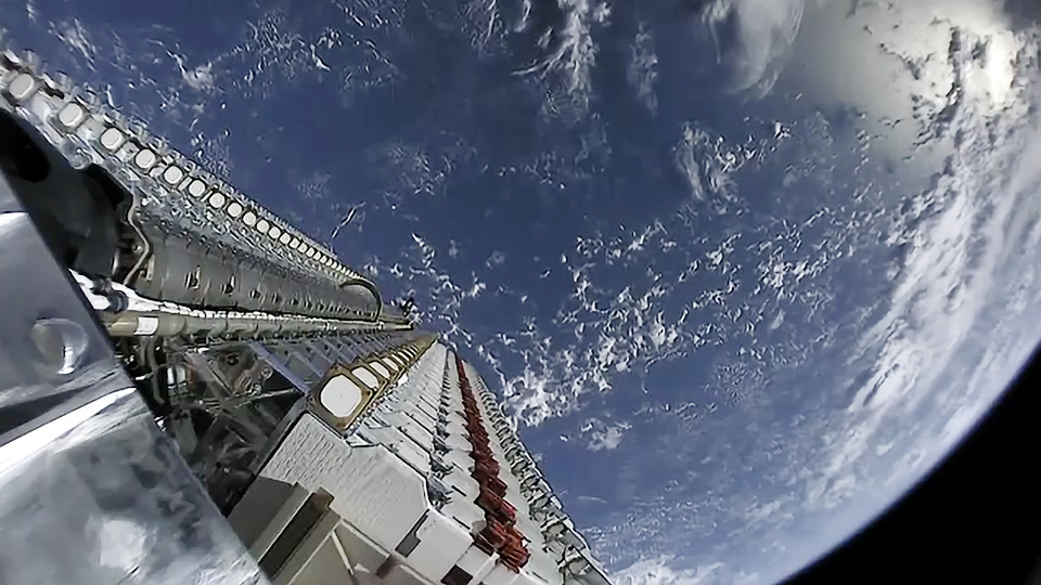 Falcon 9 carrying Starlink satellites, May 2019.