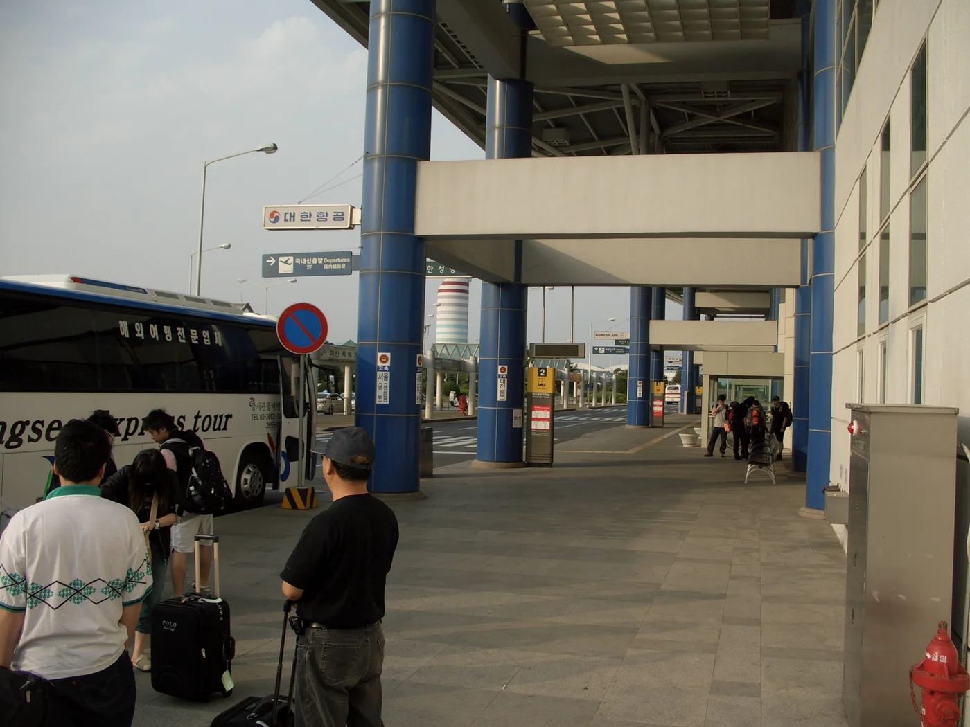 충북 청주국제공항 여객터미널 외관과 주차장 전경