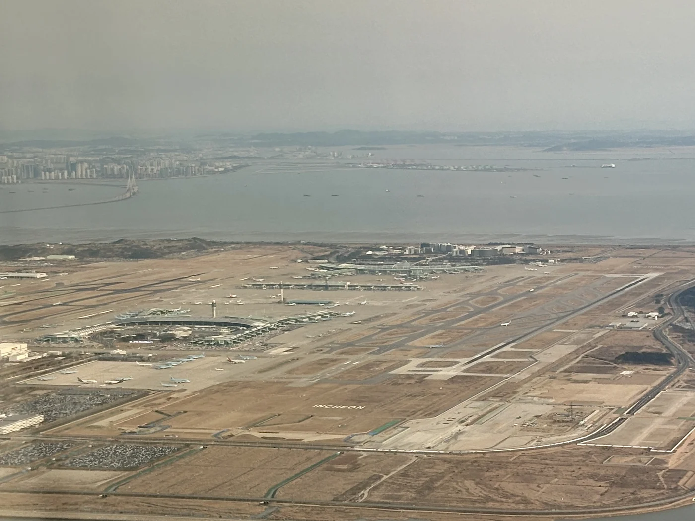 하늘에서 내려다본 인천국제공항 제1여객터미널과 제2여객터미널 전경