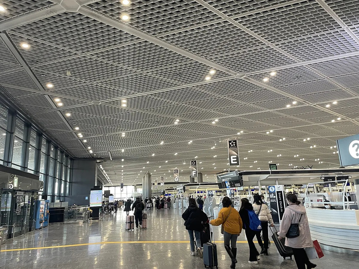 나리타공항 제1터미널 내부를 걷는 여행객