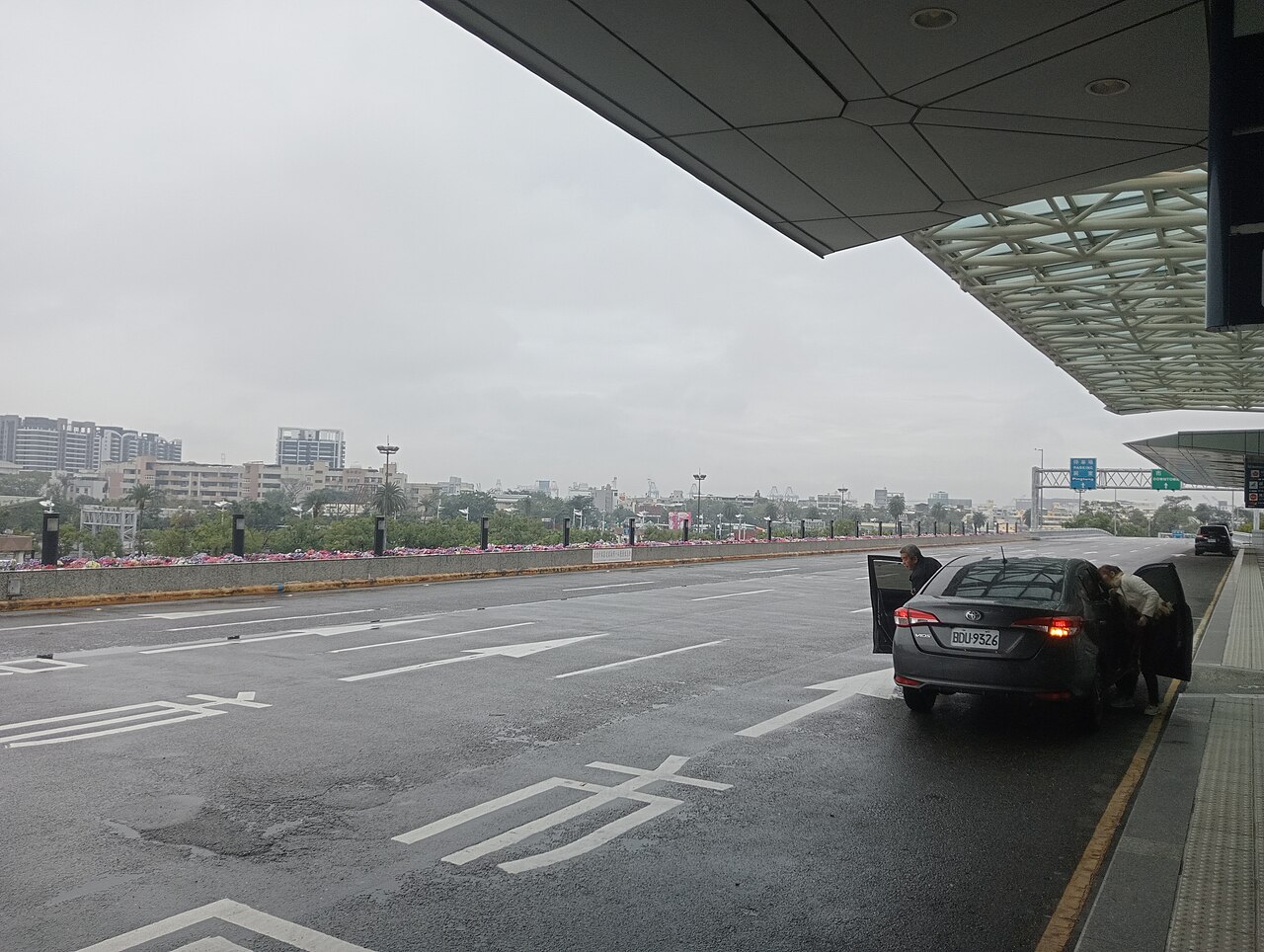대만 가오슝공항 출국장 앞 도로와 터미널, 2025년 2월