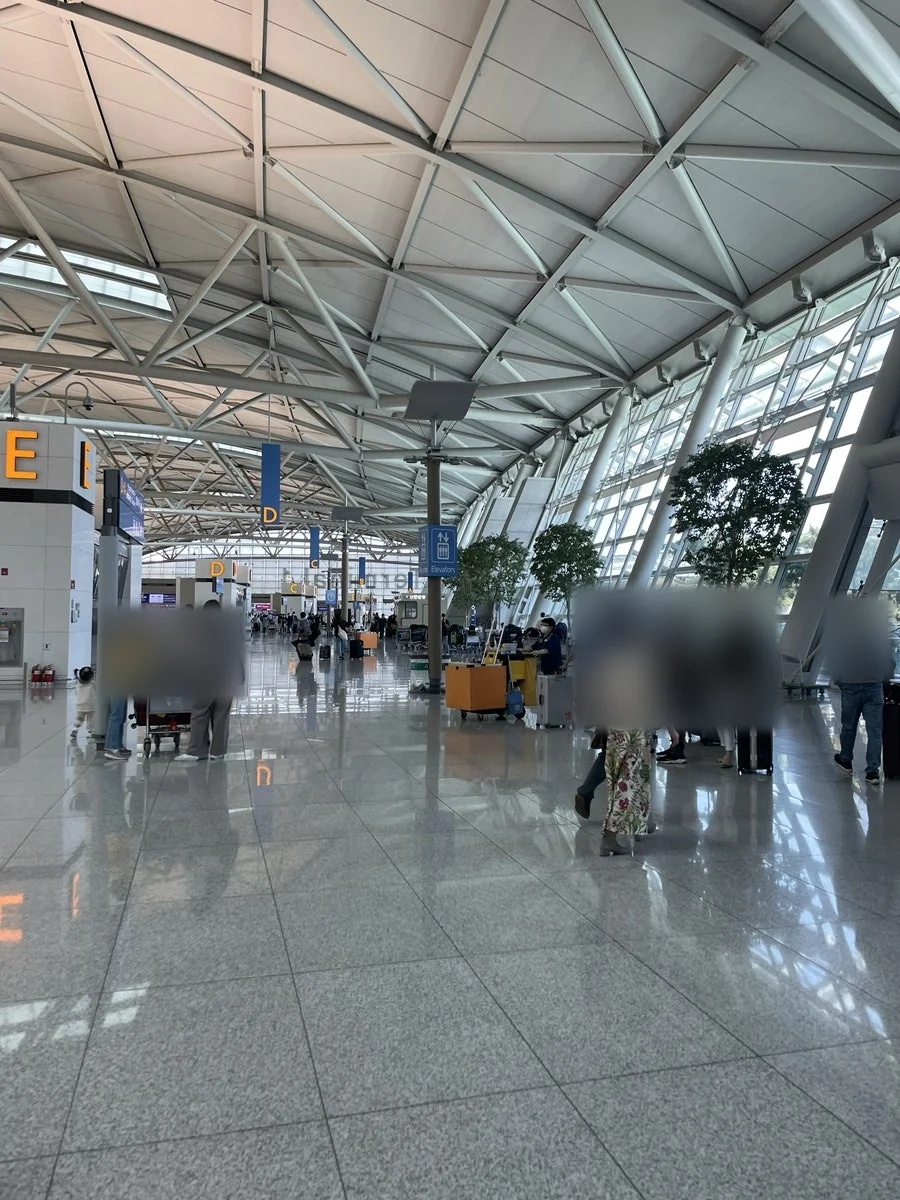 인천공항 1터미널 출국장으로 이어지는 통로와 높은 천장