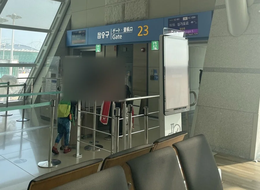 인천공항 23번 탑승구 앞 SQ601 싱가포르행 탑승 대기