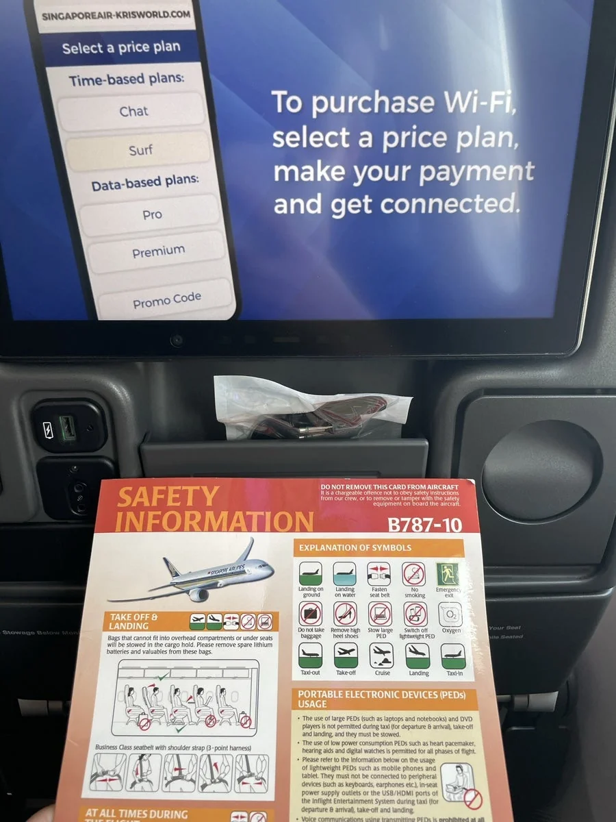 787-10 좌석 모니터 Wi-Fi 안내 화면과 안전 안내 카드