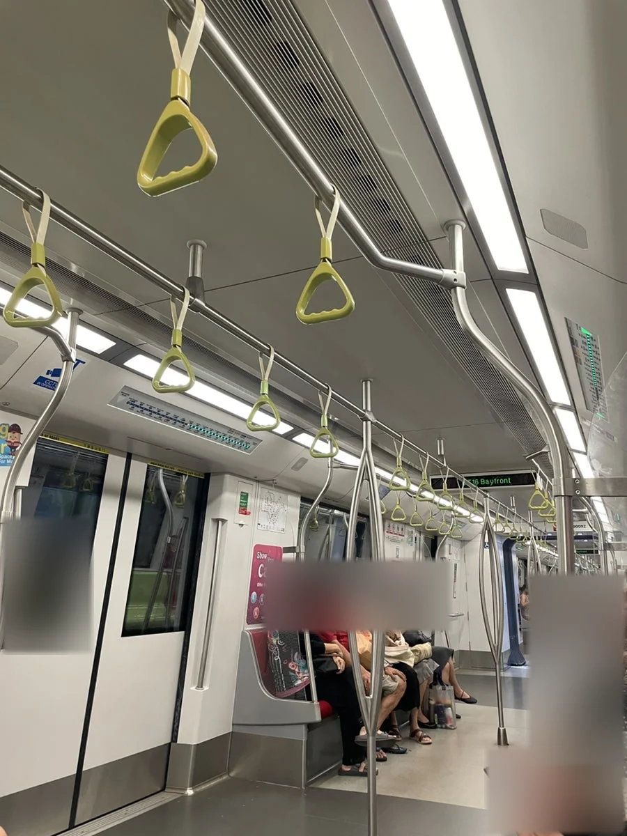 싱가포르 MRT 객차 내부