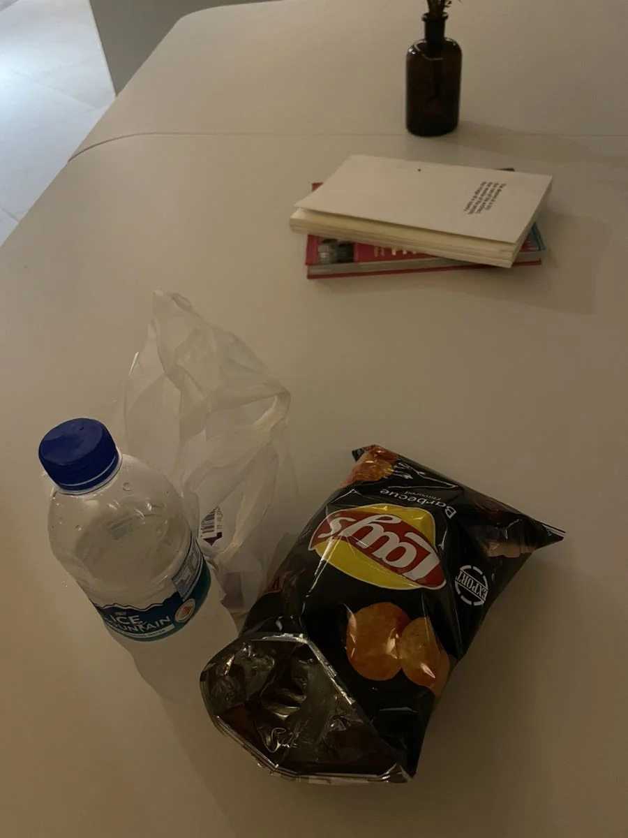 편의점 과자와 물, 책이 놓인 테이블
