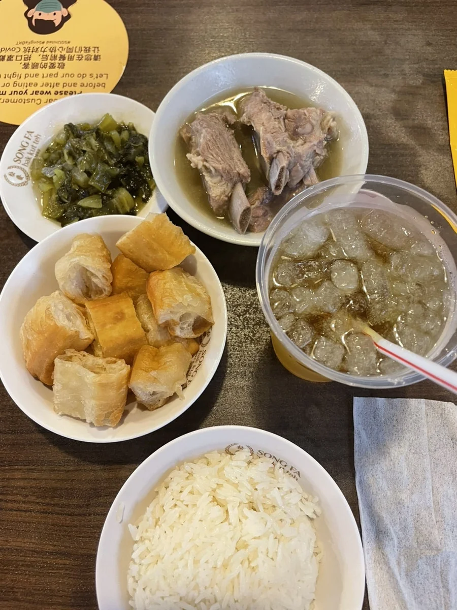 송파 바쿠테 세트메뉴: 돼지갈비 국물, 튀긴 빵, 절임 채소, 밥, 얼음차