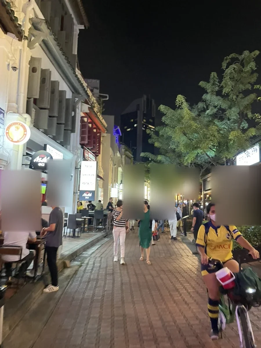 조명이 켜진 야간 숍하우스 거리 풍경