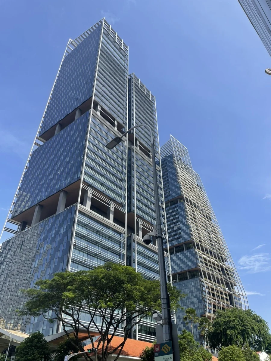 오차드 거리로 향하는 푸른 잔디밭 산책로
