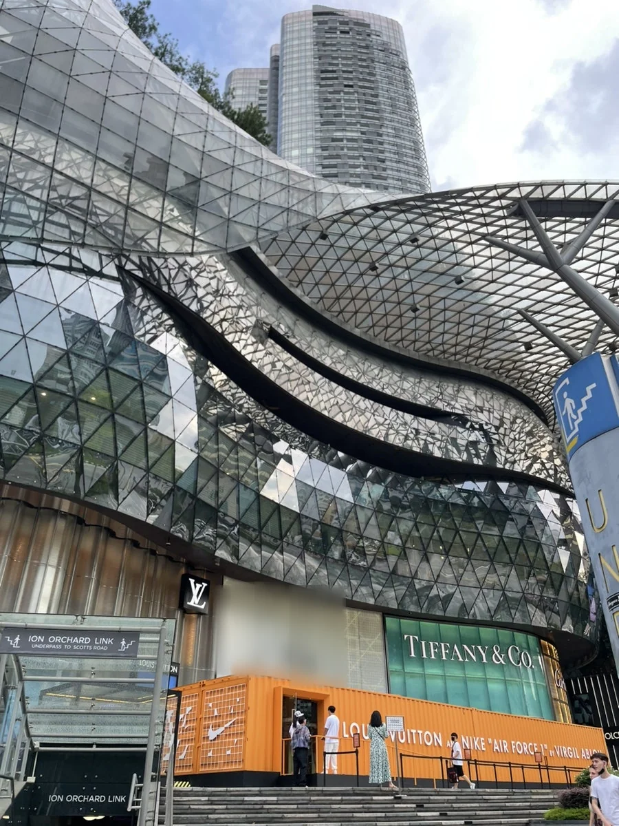 화려한 주황빛 인테리어의 바챠커피 매장 외관