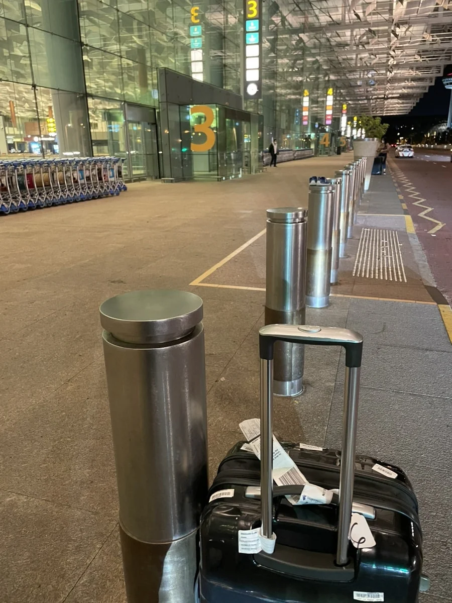 창이공항 터미널에 무사히 도착해 내려놓은 캐리어