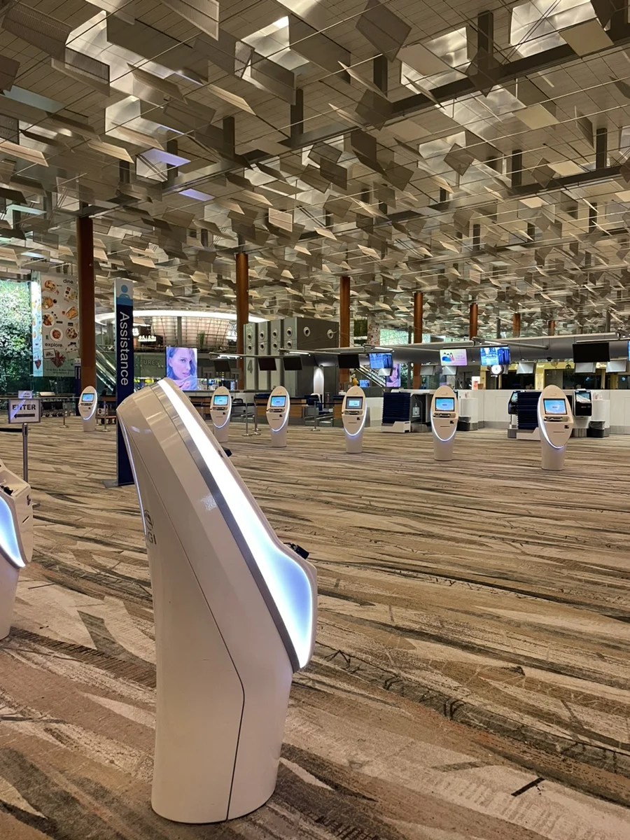 새벽 시간대 한산한 창이공항 터미널 체크인 구역 풍경