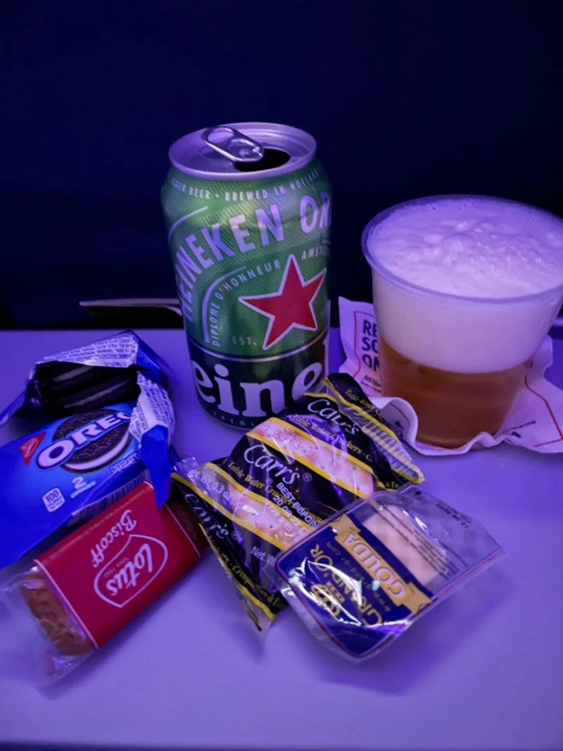 하이네켄 맥주와 스낵 간식
