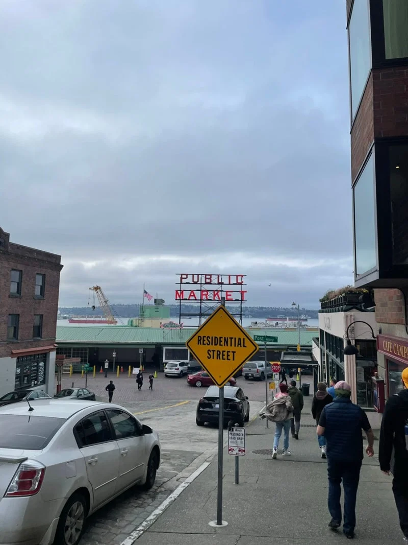 Public Market 표지판이 보이는 골목
