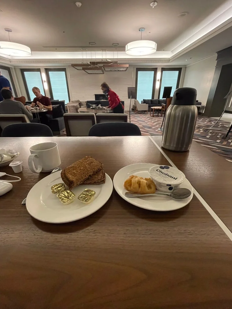 보온병에 담긴 커피와 토스트, 데니쉬, 요거트 조식 세트