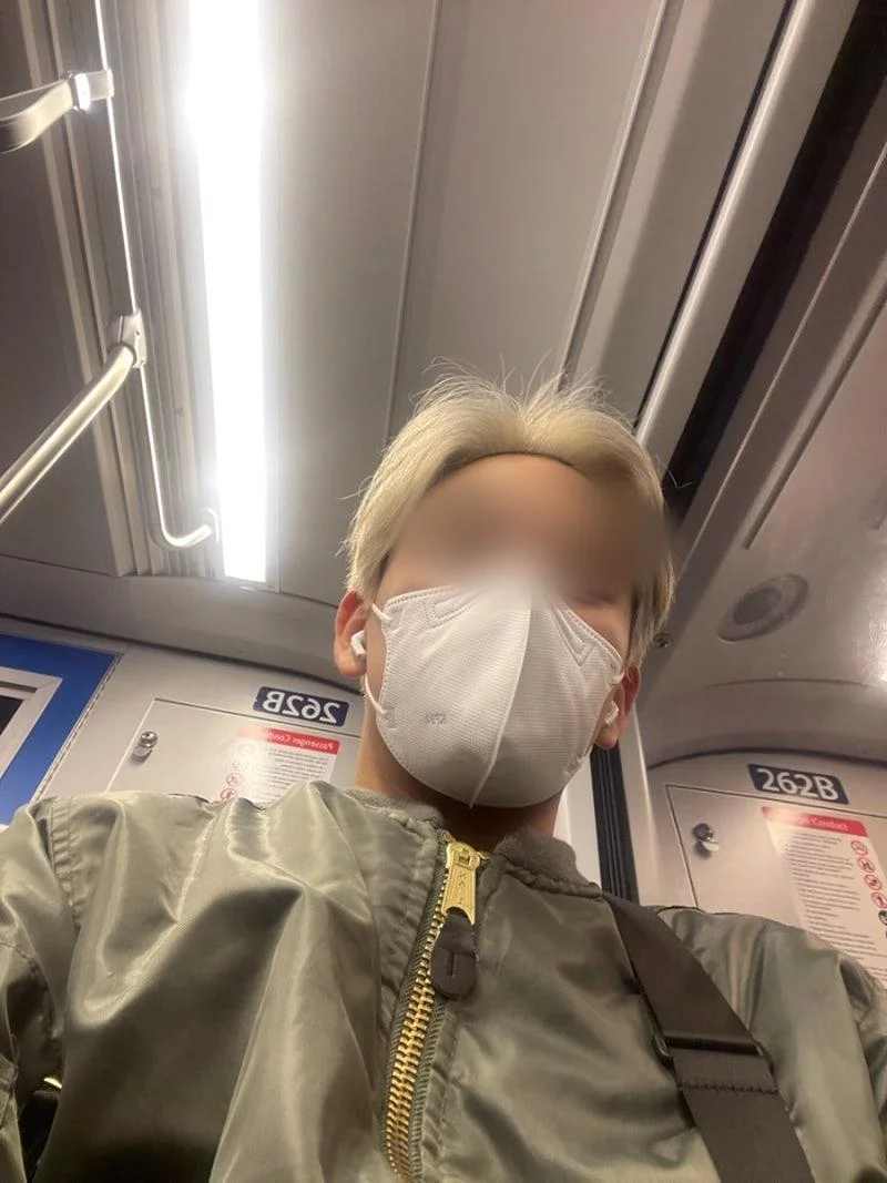 에어팟을 착용하고 편안하게 열차를 타고 이동하는 모습