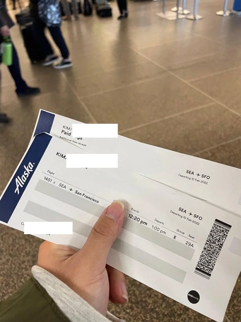 알래스카항공 셀프 체크인 무인 키오스크 화면에서 수속 진행