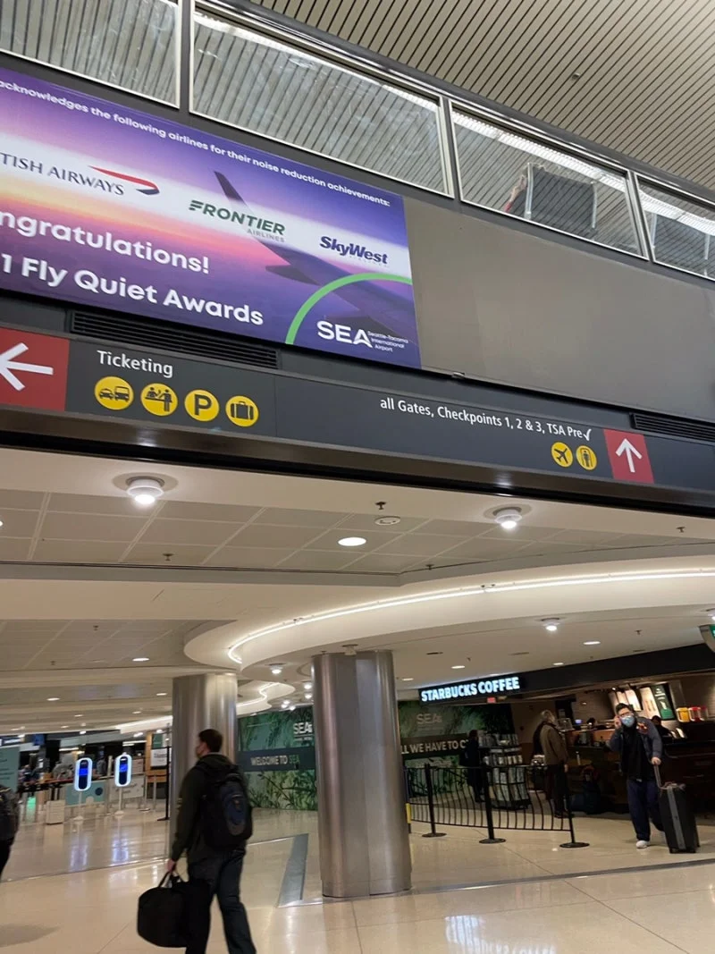 보안 검색대로 향하기 전 공항 내부 공간
