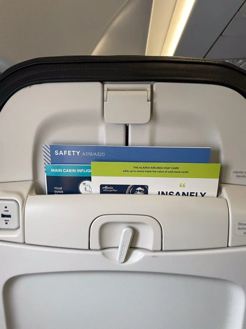 좌석 앞 주머니의 A319/A320 안전 수칙 안내서