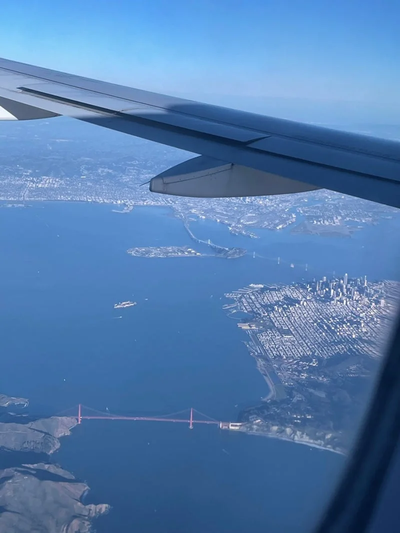 비행기 창밖으로 펼쳐지는 금문교(Golden Gate Bridge)와 샌프란시스코 도심 전경