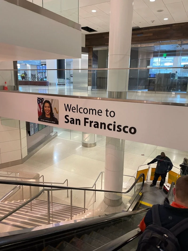 샌프란시스코 국제공항의 Welcome to San Francisco 사인