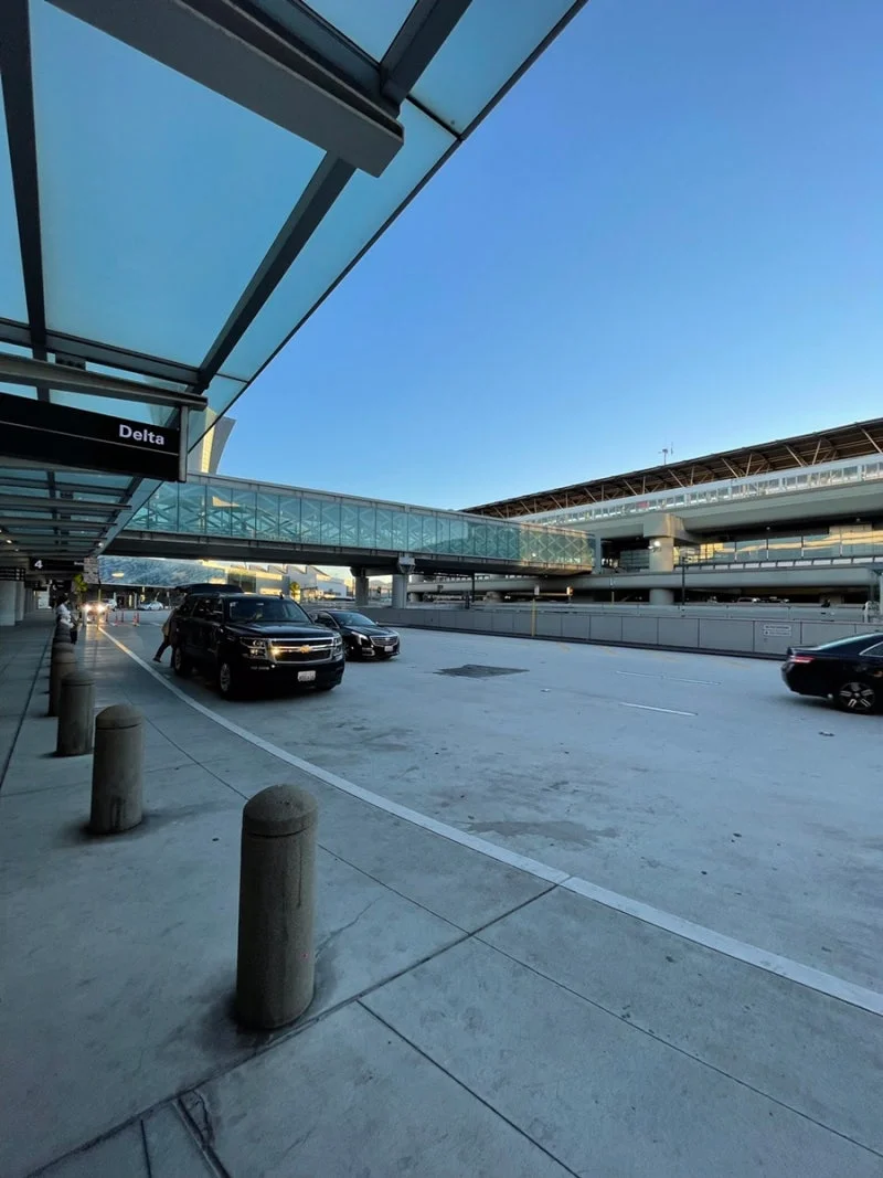 구름 한 점 없이 화창한 캘리포니아 공항 밖 풍경