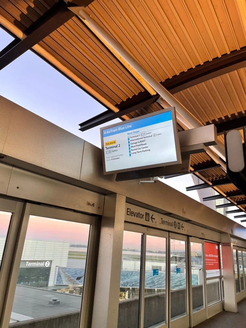 AirTrain 승강장 전광판 모니터